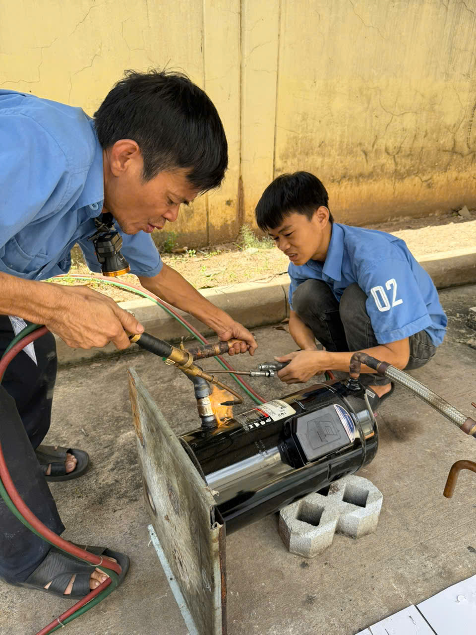 Hình ảnh hàn ống đồng máy lạnh