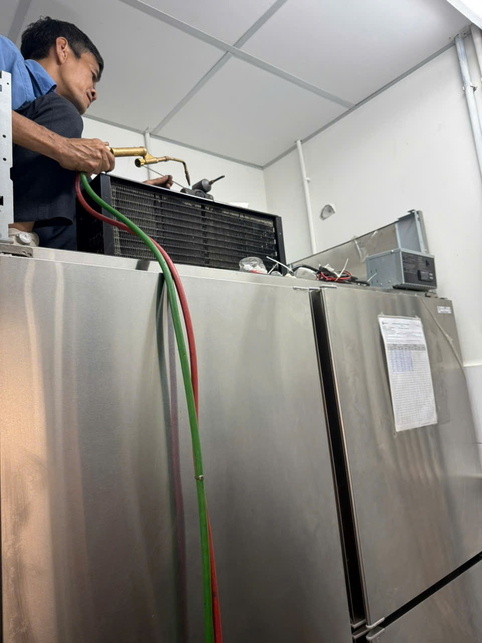 HÌnh ảnh kỹ thuật sửa tủ đông inox Thủ Dầu Một