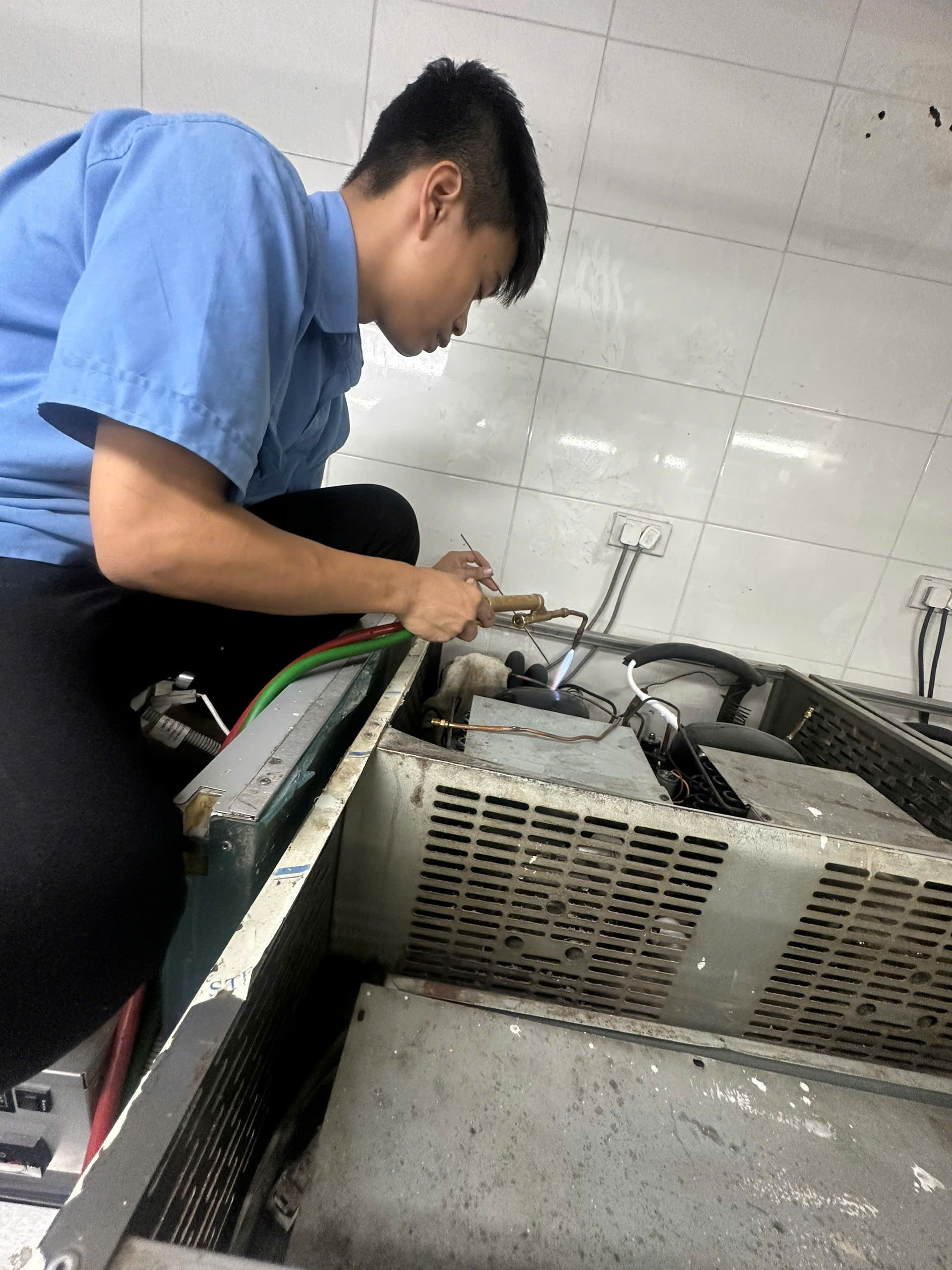 Kỹ thuật thay máy nén tủ đông inox